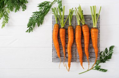 yeşil yaprakları ile taze havuç