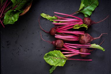 Bir üstleri ile genç beetroots