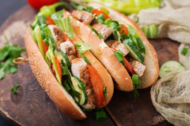 Tavuk göğsü ile büyük sandviç