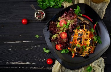 Peynir ve domates ile fırında patlıcan