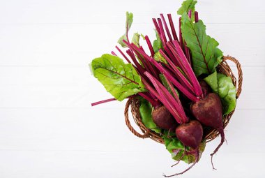 Bir üstleri ile genç beetroots