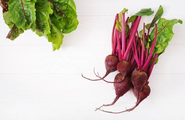 Bir üstleri ile genç beetroots