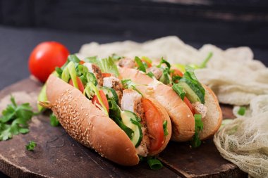 Tavuk göğsü ile büyük sandviç