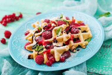 Çilek ve şurubu ile gözleme 