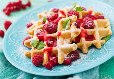 Çilek ve şurubu ile gözleme 