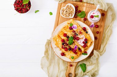 taze çilek ile Pancakes