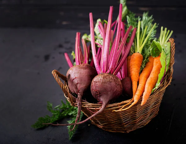 Remolachas y zanahorias en cesta — Foto de Stock