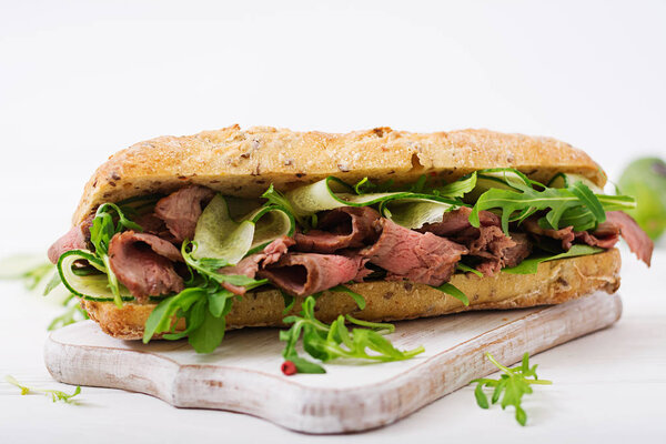 Sandwich with beef, cucumber and arugula