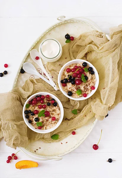 Tasty and healthy oatmeal porridge — Stock Photo, Image