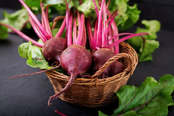 Bir üstleri ile genç beetroots