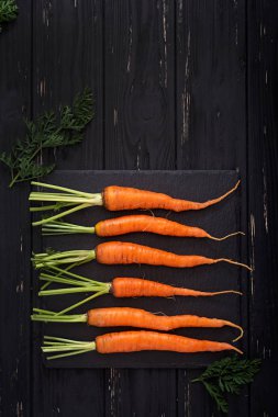 Bir sürü taze havuç. 