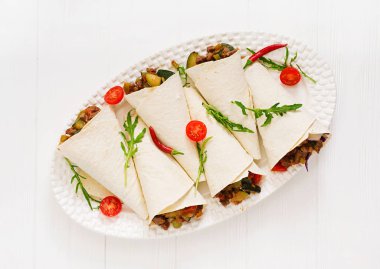 Burrito sarar sığır eti ve sebze ile