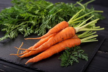 Bir sürü taze havuç. 