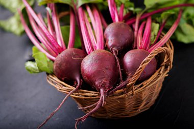 Bir üstleri ile genç beetroots