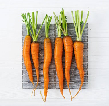 yeşil yaprakları ile taze havuç