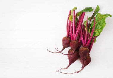 Bir üstleri ile genç beetroots