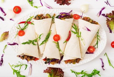 Burrito sarar sığır eti ve sebze ile