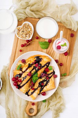 Çikolata ve çilek ile Pancakes