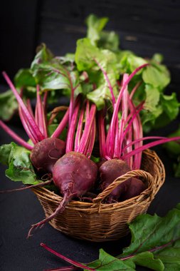 Bir üstleri ile genç beetroots