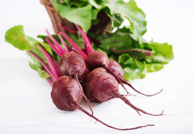 Bir üstleri ile genç beetroots