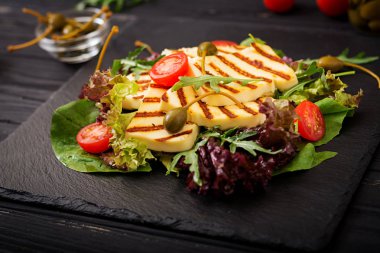 Izgara peynirli taze salata