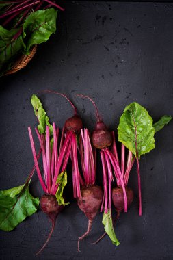 Bir üstleri ile genç beetroots