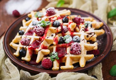 Belçika waffle çilek ile