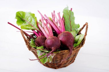 sepet içinde üstleri ile Beetroots