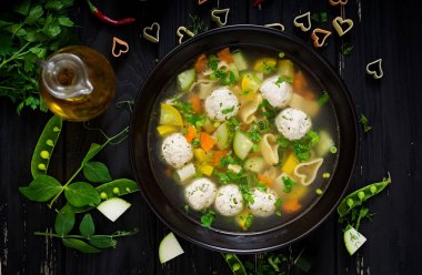 Tavuk ve sebze çorbası.