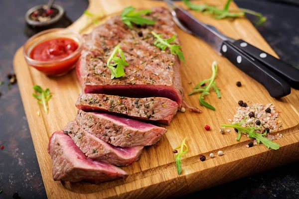 Saftiges Steak seltenes Rindfleisch — Stockfoto