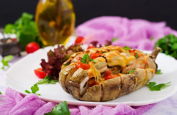 Eggplant baked with cheese and tomatoes — Stock Photo, Image