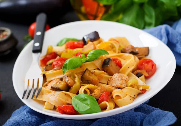 Macarrão Fettuccine na tigela — Fotografia de Stock