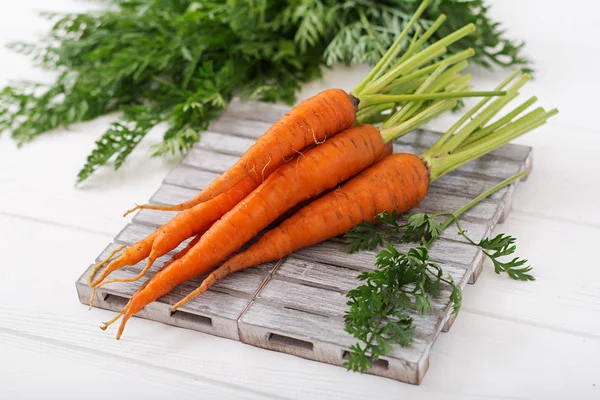 Zanahorias frescas con hojas verdes —  Fotos de Stock