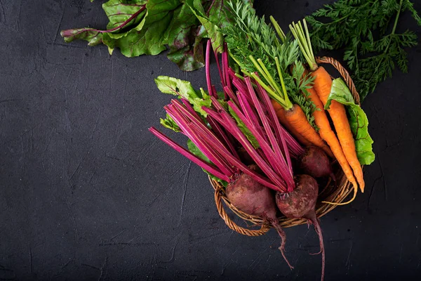 Barbabietole e carote in cesto — Foto Stock