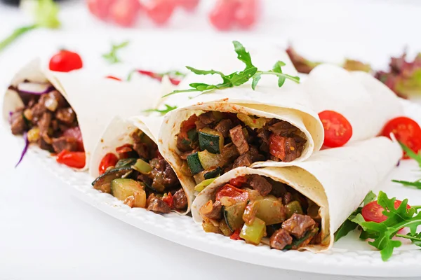 Burritos envuelve con carne de res y verduras —  Fotos de Stock