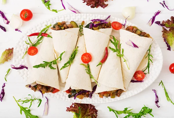 Burrito sarar sığır eti ve sebze ile