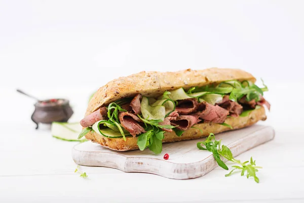 Sandwich con manzo, cetriolo e rucola — Foto Stock