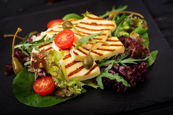 Insalata fresca con formaggio grigliato — Foto Stock