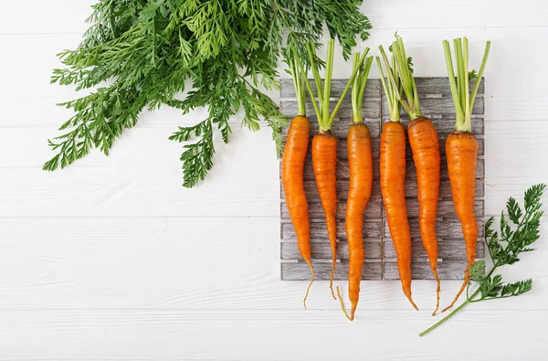 yeşil yaprakları ile taze havuç