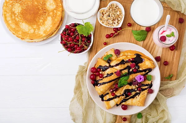 Panqueques con chocolate y bayas —  Fotos de Stock