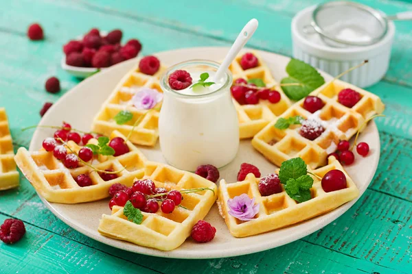 Belgica waffles com bagas e iogurte — Fotografia de Stock