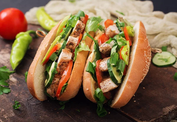 Große Sandwiches mit Hühnerbrüsten — Stockfoto
