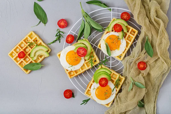 Waffle ile sağlıklı kahvaltı — Stok fotoğraf