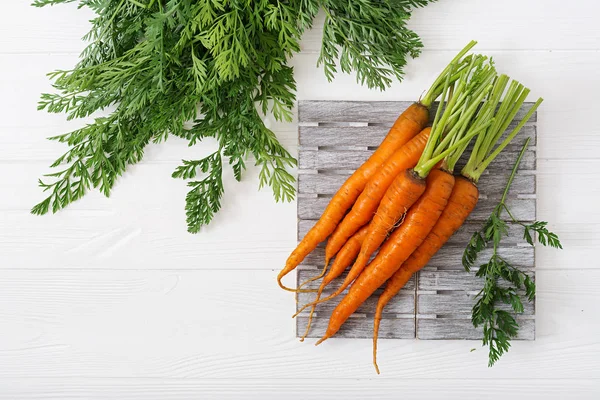 Свежая морковь с зелеными листьями — стоковое фото