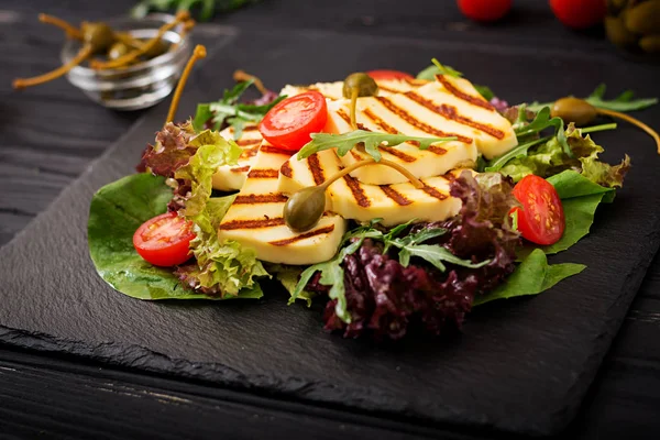 Izgara peynirli taze salata