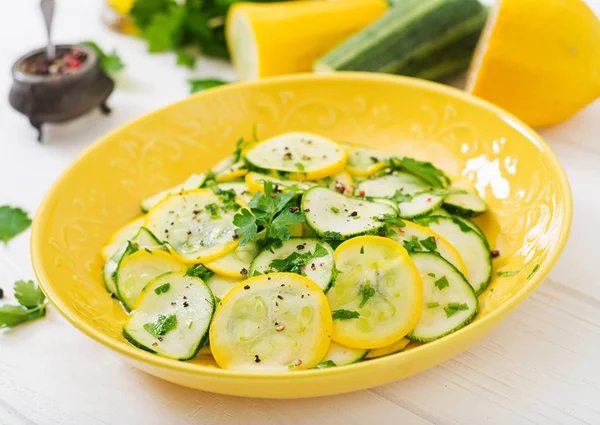 Pácolt zucchinis saláta — Stock Fotó