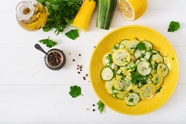 Salat aus eingelegten Zucchinis — Stockfoto
