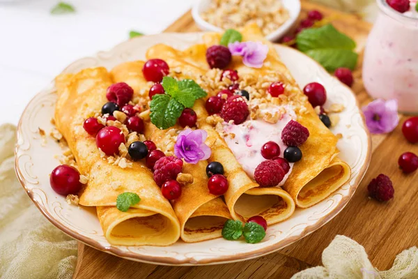 Pancakes with summer berries — Stock Photo, Image