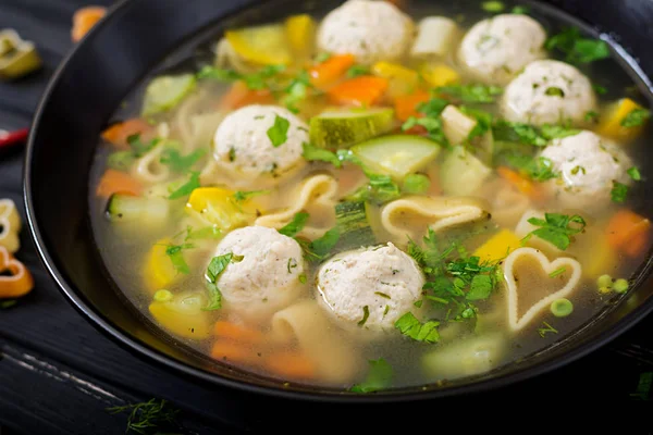 Tavuk ve sebze çorbası.