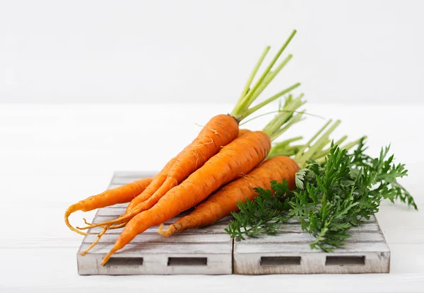 Zanahorias frescas con hojas verdes —  Fotos de Stock
